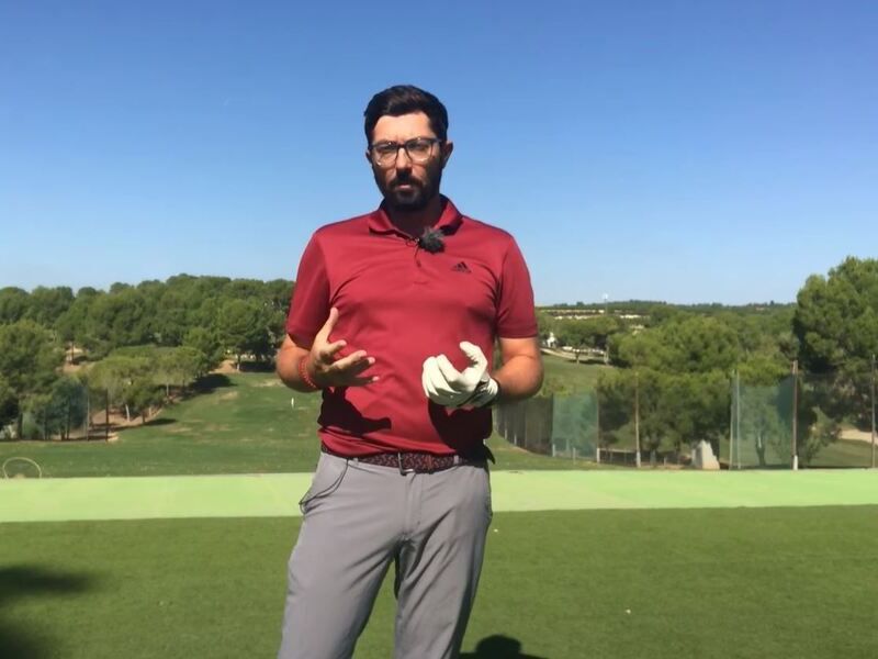 foto de Rafa Pérez de frente hablando a cámara en un campo de golf. Lleva camiseta color granate y pantalón gris. Tiene barba, pelo negro y gafas de vista. En su mano izquierda lleva un guante blanco. Al fondo arboleda y cielo despejado.