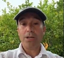 rostro de golfista mirando a cámara. Lleva gorra y camiseta blanca. Se ven parcialmente sus hombros.